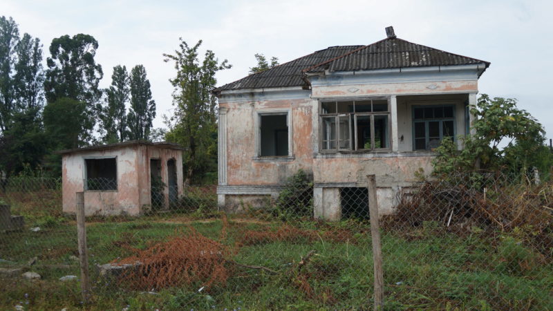 Гудаута - разрушенные дома